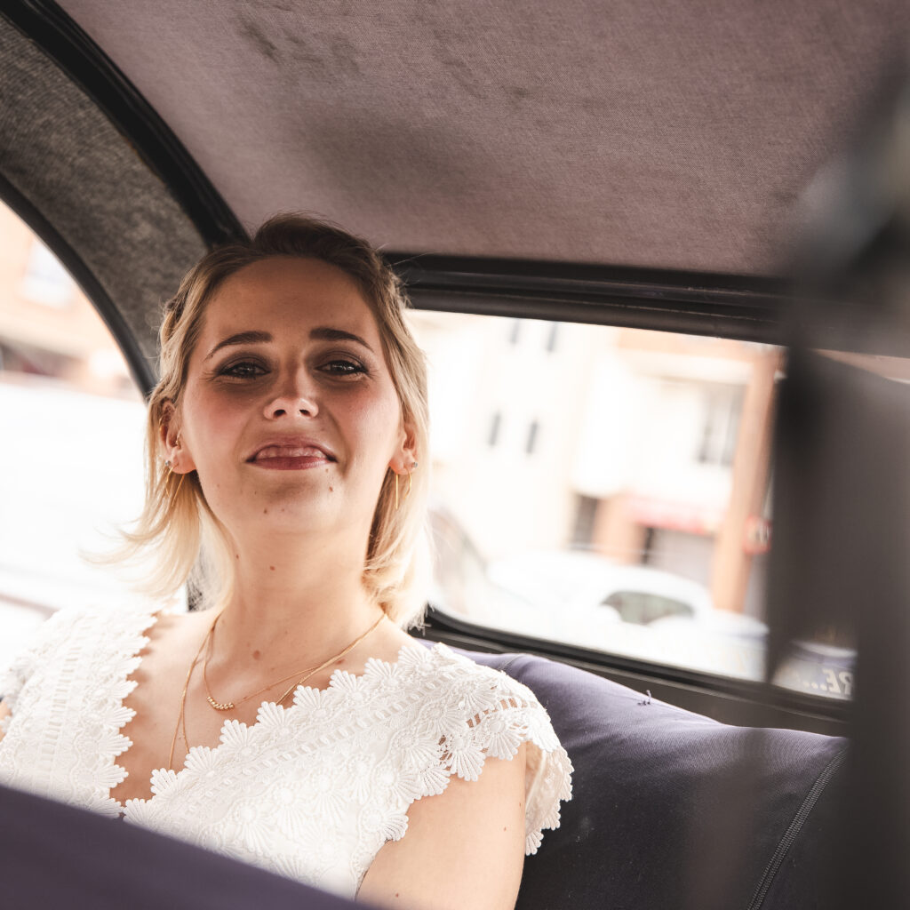 ingrid mariée dans une voiture en robe blanche
