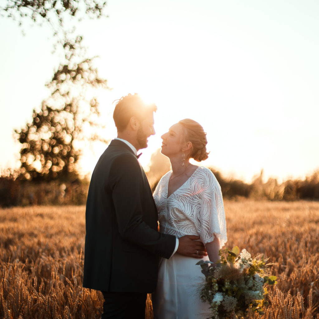 Photo mariés dans un champs de blés